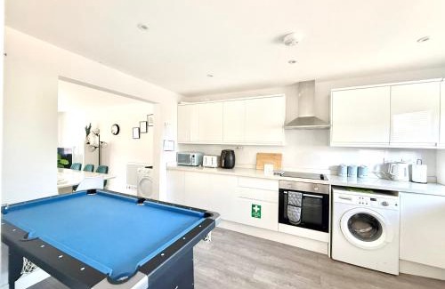 Petham Casa | Stunning Holiday Home in Chartham with Hot Tub