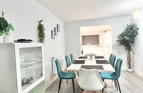 Petham Casa | Stunning Holiday Home in Chartham with Hot Tub