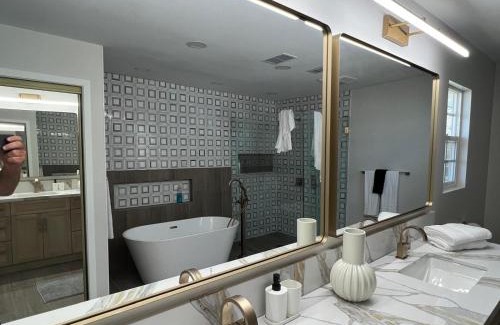 Hollywood Hills West Casa | Stunning Hollywood Hills Remodeled 4BR Oasis with Pool, Hot Tub, and City Skyline Views