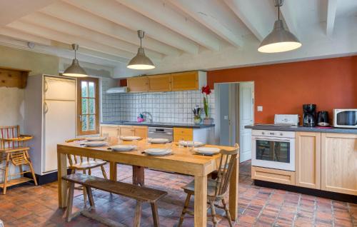 Les Baux-de-Breteuil Casa | Stunning Home In Les Baux De Breteuil