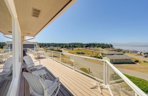 Oak Harbor Casa | Stunning Home in Coupeville with Deck and Beach Access