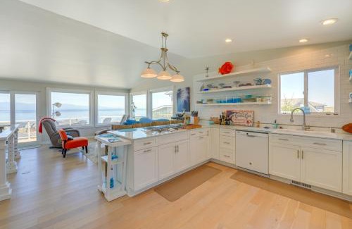 Oak Harbor Casa | Stunning Home in Coupeville with Deck and Beach Access