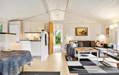 Farvang Casa | Stunning Home In Fårvang With Wifi