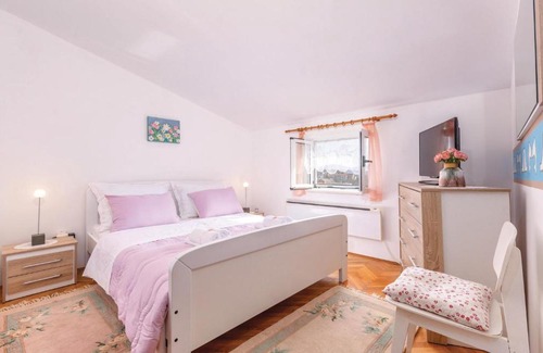 Omis Casa | Stunning Home In Gata-zvecanje With 3 Bedrooms And Wifi