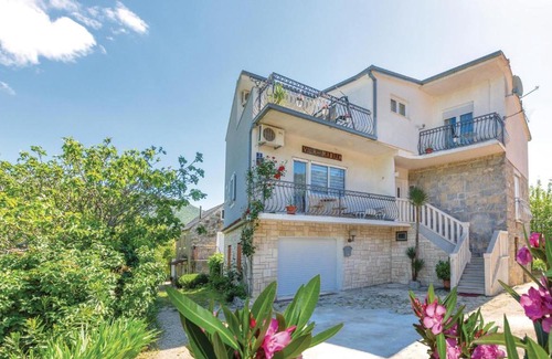 Omis Casa | Stunning Home In Gata-zvecanje With 3 Bedrooms And Wifi