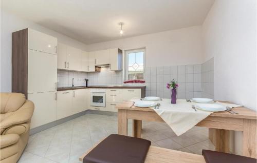 Kapelica Casa | Stunning Home In Kapelica With Wifi