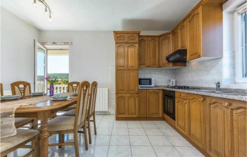 Kapelica Casa | Stunning Home In Kapelica With Wifi