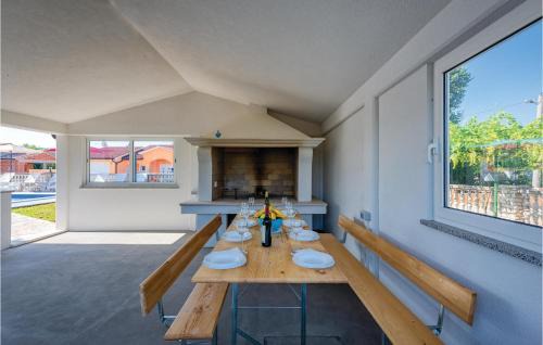 Kapelica Casa | Stunning Home In Kapelica With Wifi