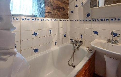 Lignol Casa | Stunning Home In Lignol With Kitchen