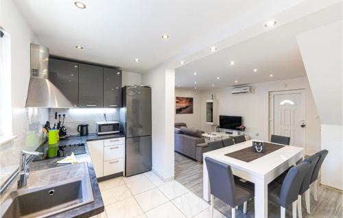 Marina Casa | Stunning Home In Marina