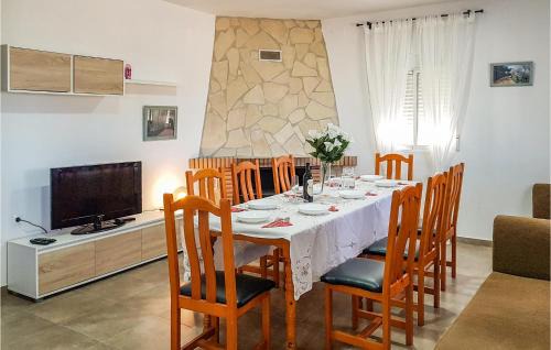 Olvera Casa | Stunning Home In Olvera With Kitchen