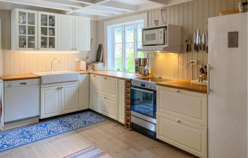 Heroy Casa | Stunning Home In Runde With Wifi