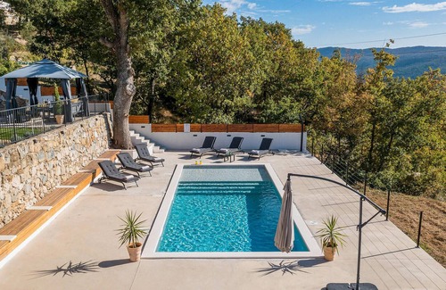 Split Casa | Stunning Home in Srinjine With 3 Bedrooms, Wifi and Outdoor Swimming Pool