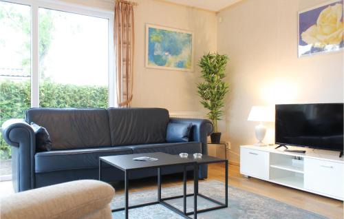 Tzummarum Casa | Stunning Home In Tzummarum With Kitchen
