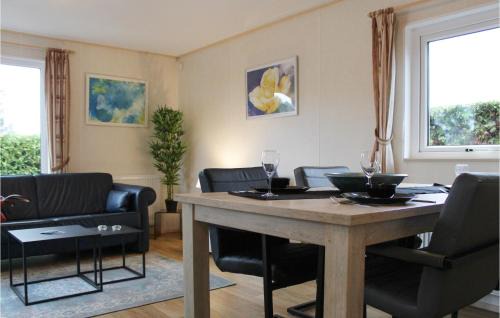 Tzummarum Casa | Stunning Home In Tzummarum With Kitchen