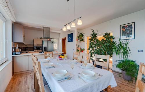 Zrnovo Casa | Stunning Home In Zrnovo With Wifi