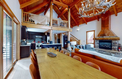Big Sky Chalet De Esquí | Stunning home near slopes with 3 decks, hot tub & 2 kitchens - dog-friendly