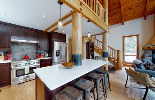 Big Sky Chalet De Esquí | Stunning home near slopes with 3 decks, hot tub & 2 kitchens - dog-friendly