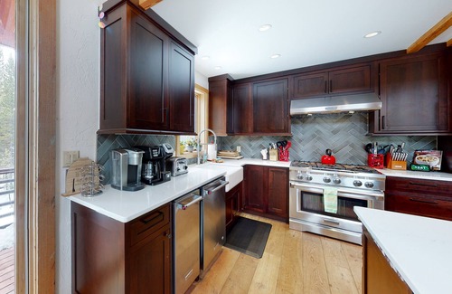 Big Sky Chalet De Esquí | Stunning home near slopes with 3 decks, hot tub & 2 kitchens - dog-friendly