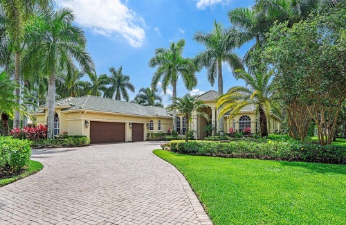Pineapple Park - Ibis Casa | Stunning Home on Golf Course