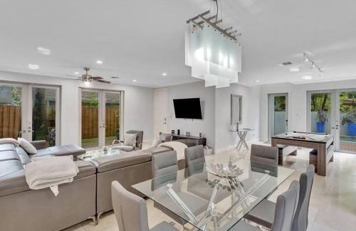 Victoria Park Villa | Stunning Home W/Pool Min to Beach Walk to Las Olas