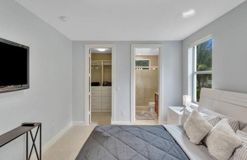 Victoria Park Villa | Stunning Home W/Pool Min to Beach Walk to Las Olas