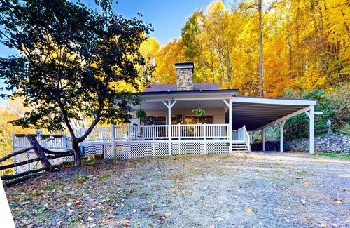 Canton Casa | Stunning house offers serene living with breathtaking mountain and sunset views.