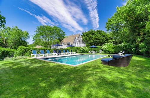 Village of Southampton Casa | Stunning House: Tenis y piscina en la sección de Southampton Estate