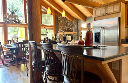 Incline Village Casa | NUEVA LISTA WOW! Un refugio de 5 recámaras / 4 baños en North Lake Tahoe.