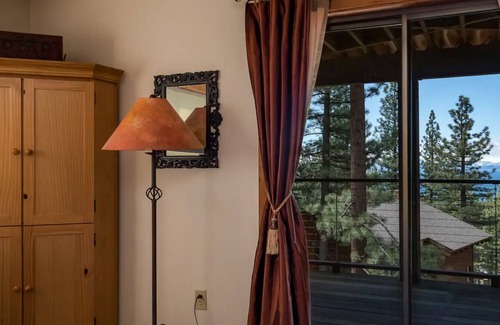 Incline Village Casa | NUEVA LISTA WOW! Un refugio de 5 recámaras / 4 baños en North Lake Tahoe.