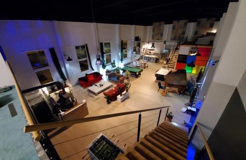 Suedviertel Apartamento | Stunning Industrial Loft in a former Power Plant