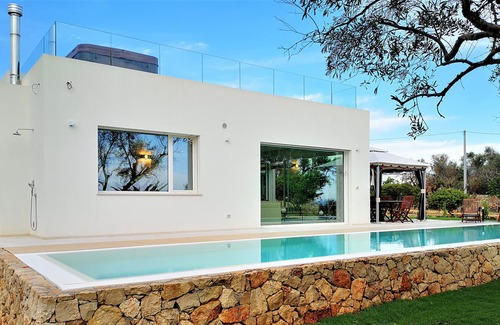 Marina di Felloniche Villa | Stunning 5*-villa w/ beach access, pool & jacuzzi