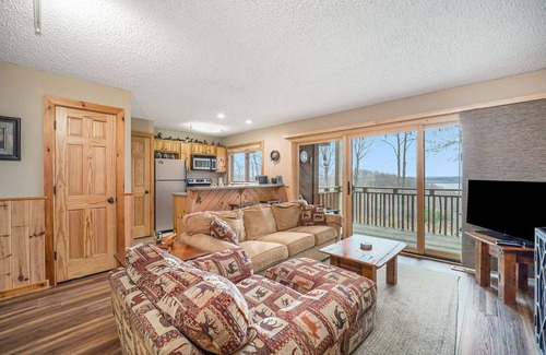 Bellaire Condominio | Stunning Lake Bellaire Views! 2 Bedroom Condo in Summit Village