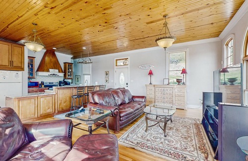Maynardville Cabina | Stunning lake front home w/dock, card tables, wet bar, fire pit & amazing views!