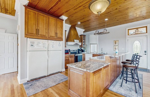 Maynardville Cabina | Stunning lake front home w/dock, card tables, wet bar, fire pit & amazing views!