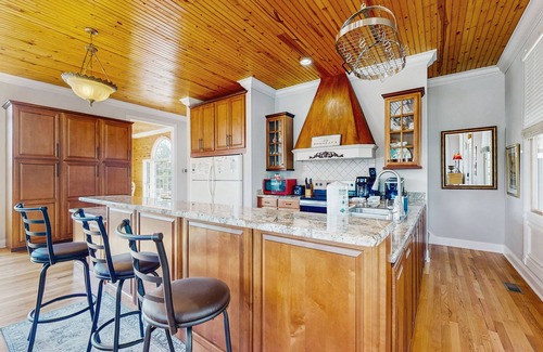 Maynardville Cabina | Stunning lake front home w/dock, card tables, wet bar, fire pit & amazing views!