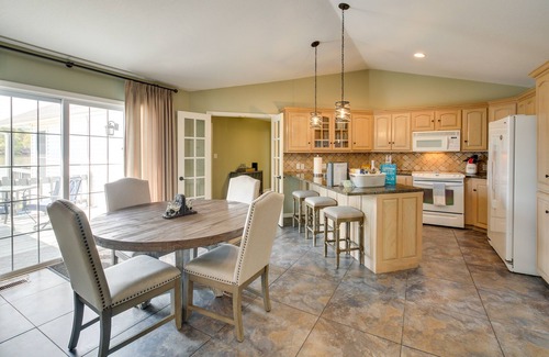 Mid America Casa | Stunning Lake Hamilton Getaway w/ Hot Tub!