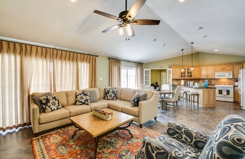 Mid America Casa | Stunning Lake Hamilton Getaway w/ Hot Tub!