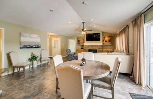 Mid America Casa | Stunning Lake Hamilton Getaway w/ Hot Tub!