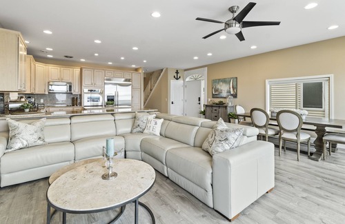 Keego Harbor Casa | Impresionante Cass Lake Getaway Waterfront Home