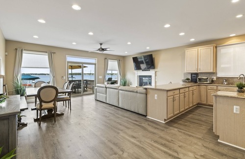 Keego Harbor Casa | Impresionante Cass Lake Getaway Waterfront Home