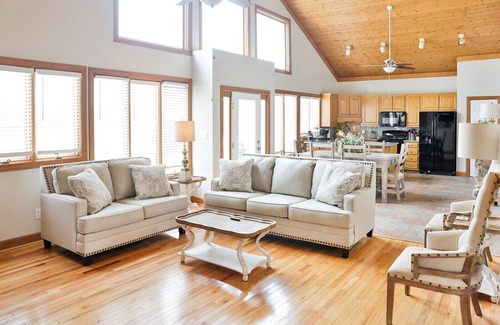 Riverside Casa | Stunning Lake House w/Large GAMEROOM
