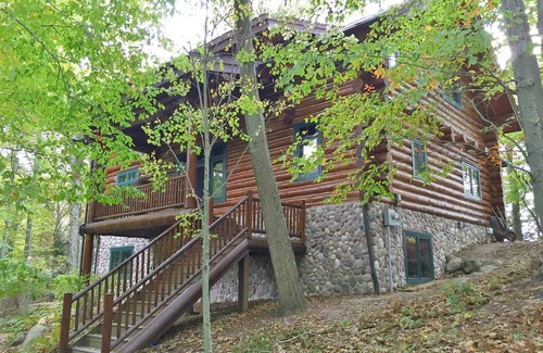 New Era Cabina | Impresionante cabaña de troncos y piedras del lago Michigan