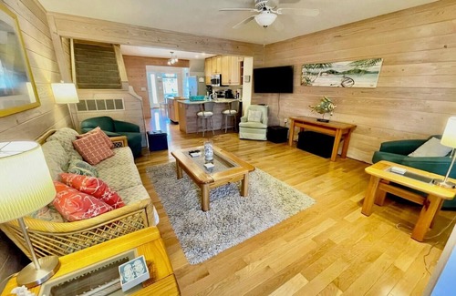 Sussex County Casa | Stunning Lake & Ocean Views! Spacious 5BR Townhome w/ Beach Access & Parking