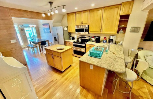 Sussex County Casa | Stunning Lake & Ocean Views! Spacious 5BR Townhome w/ Beach Access & Parking