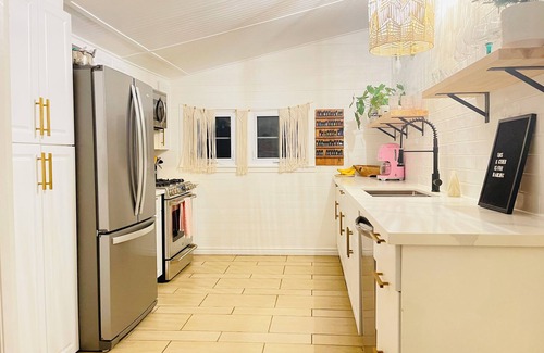 Port Stanley Cabaña | Stunning Lake views/hot tub/fireplace/3 queen beds 1 double/foosball/firepit