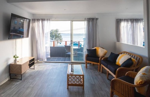 Central Coast Apartamento | Stunning Lake Views, Upper Level - Central Coast