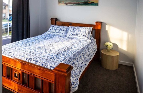 Central Coast Apartamento | Stunning Lake Views, Upper Level - Central Coast