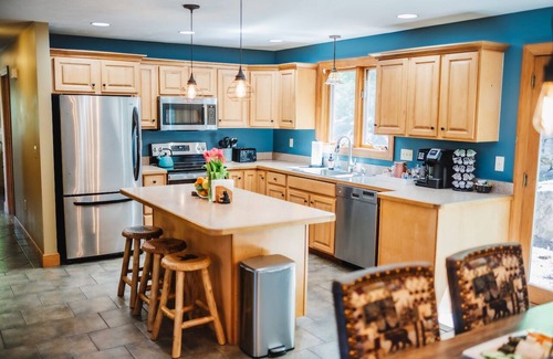 Gilford Cabina | Stunning Lake Views + Summer Fun @ Gunstock - 4 BR Sleeps 10 + Dog-Friendly Home