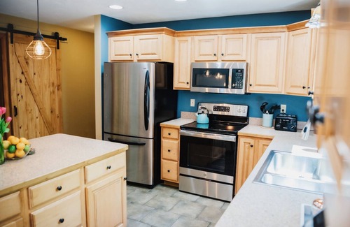 Gilford Cabina | Stunning Lake Views + Summer Fun @ Gunstock - 4 BR Sleeps 10 + Dog-Friendly Home